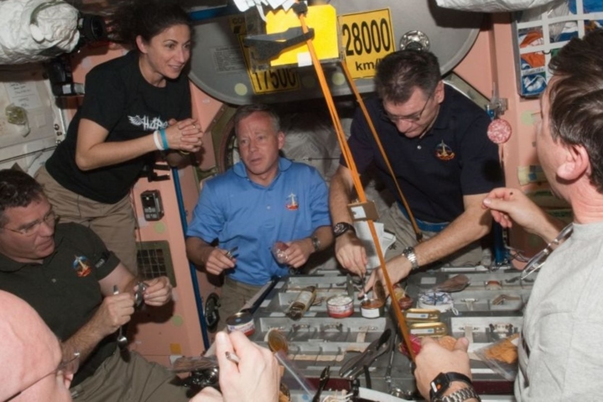 Anh: Cuoc song lo lung ben trong tram vu tru quoc te ISS-Hinh-17
