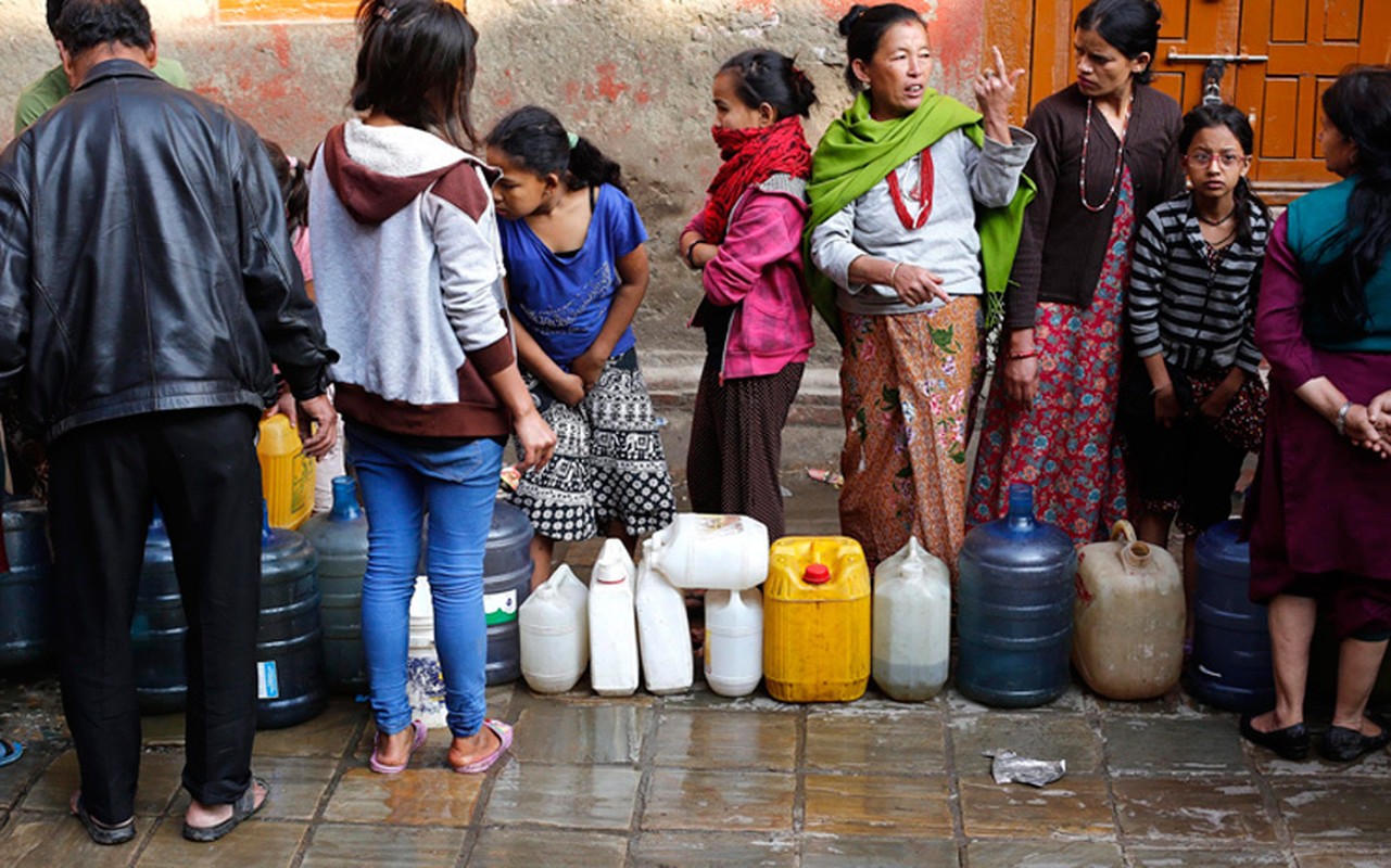 Hau dong dat Nepal: Dan chung xung dot voi canh sat-Hinh-5