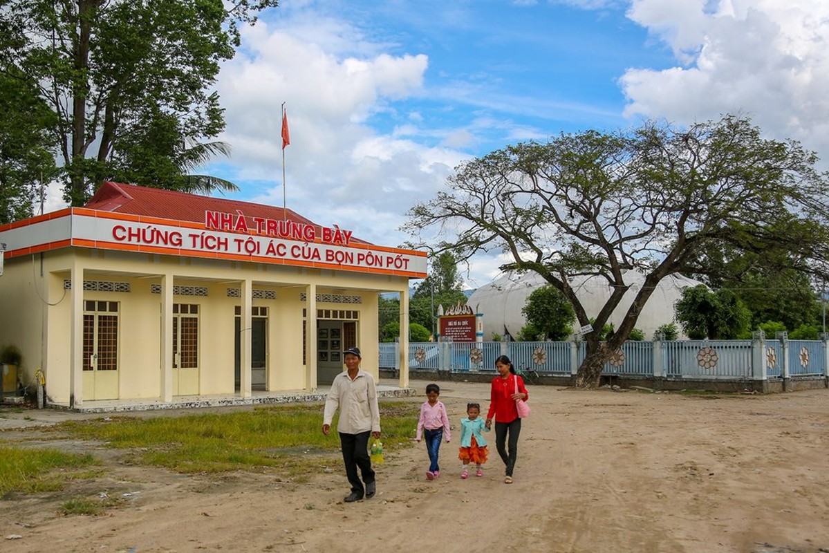 Quan long chung tich toi ac cua Pol Pot tai Nha mo Ba Chuc-Hinh-6