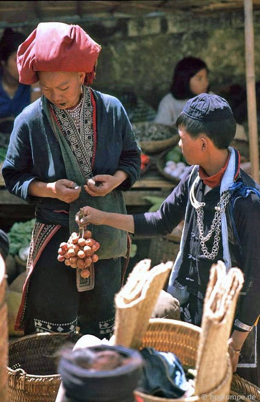 Cuc doc phien cho Sapa nam 1992 qua ong kinh Tay-Hinh-16