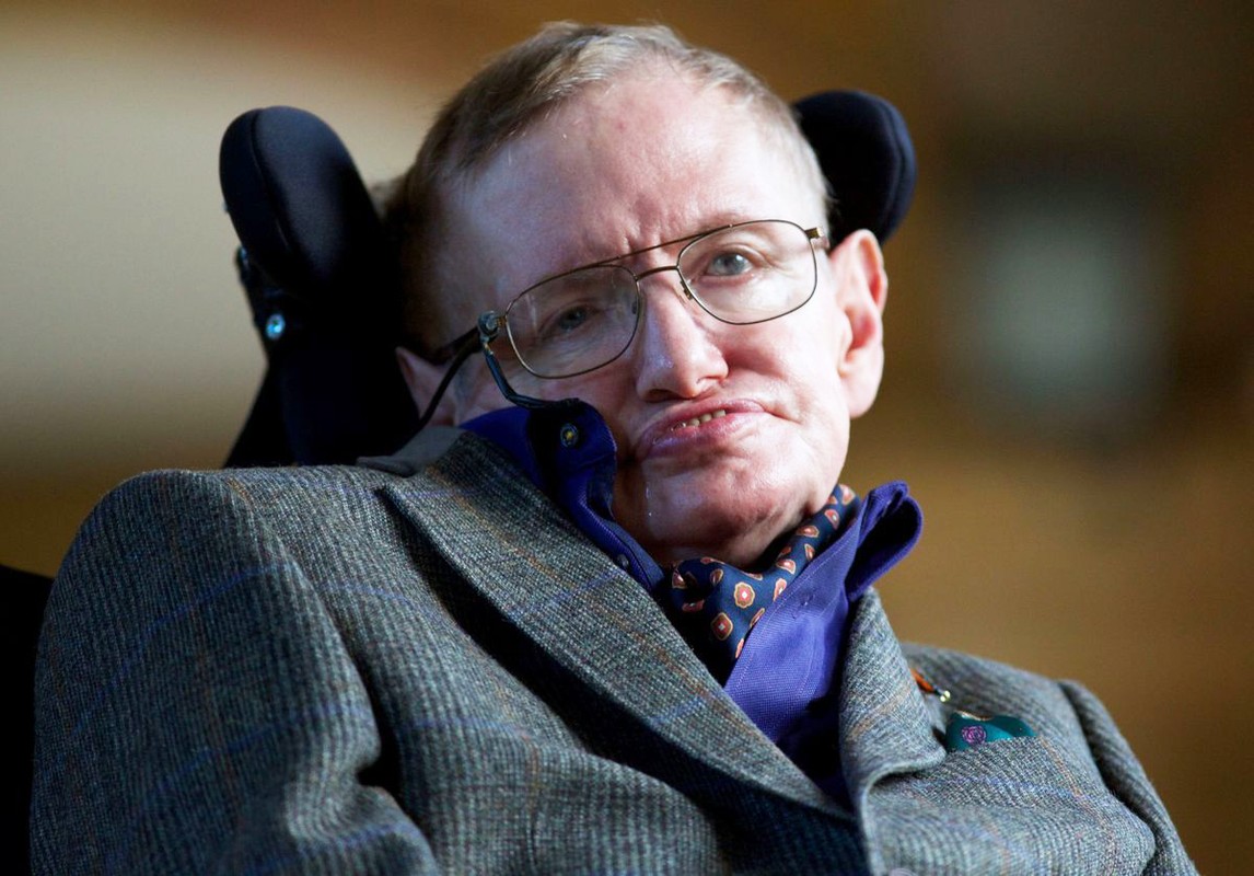 Before he died, what did Stephen Hawking watch about aliens?-Picture-2
