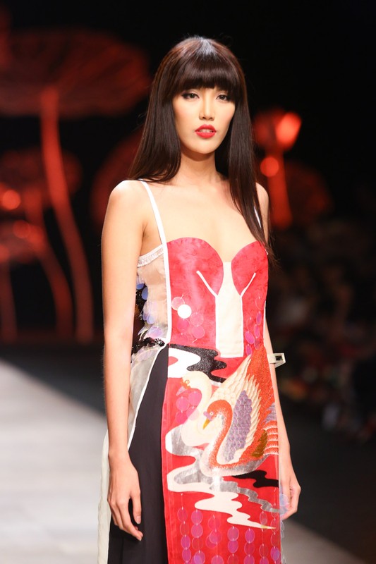 Phan Nhu Thao be bung bau 4 thang len san catwalk-Hinh-6