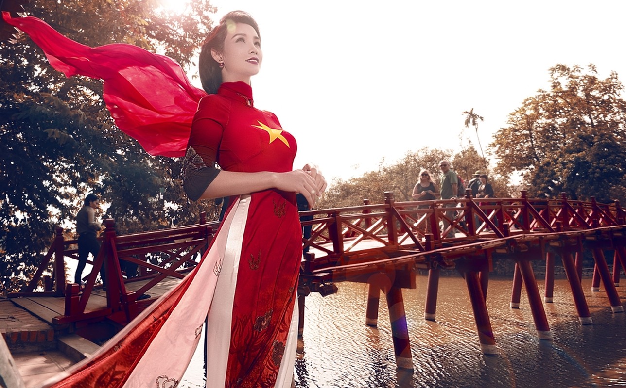 Mai Thu Huyen mang the gioi vao ta ao dai Viet