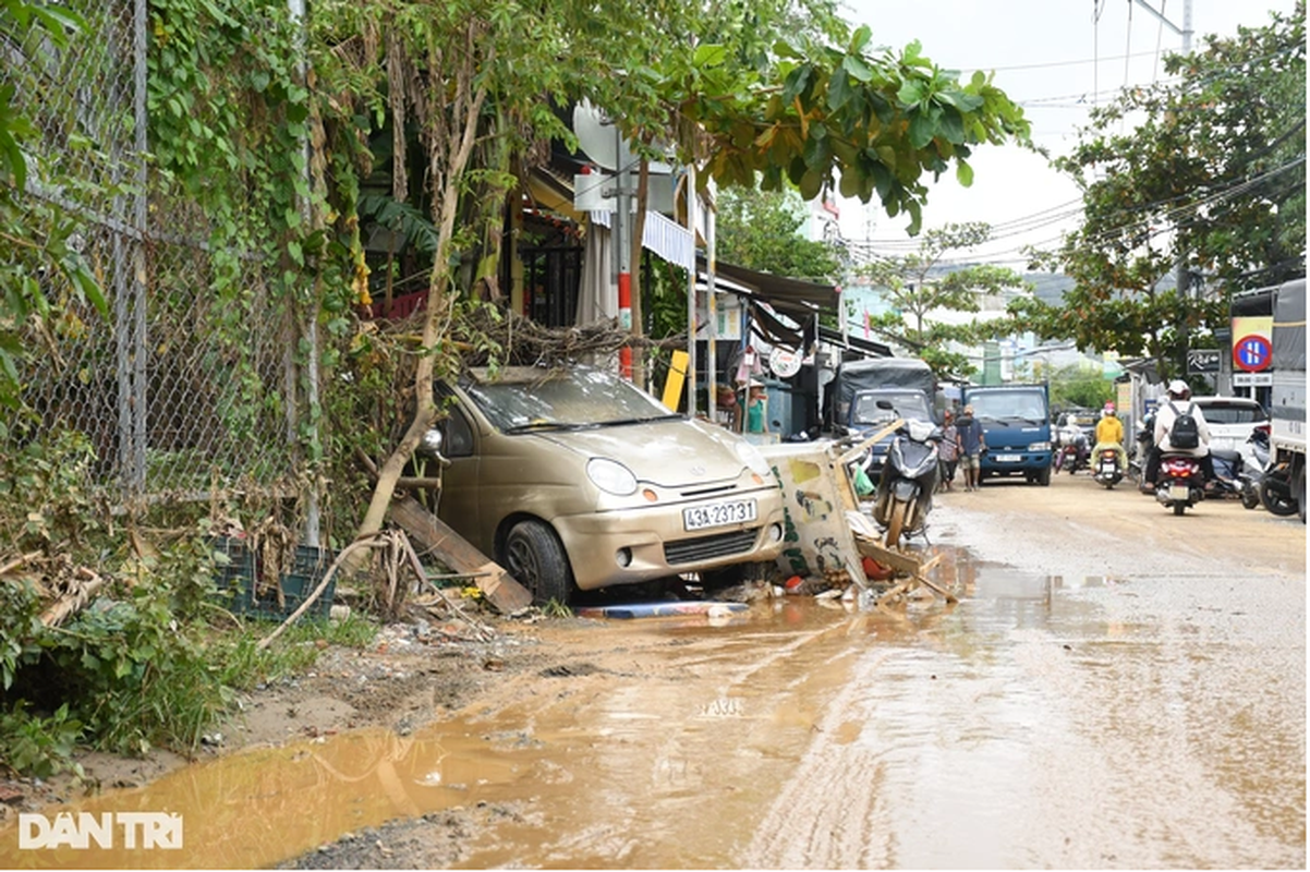 Dong nuoc khung khiep xo do tuong, cuon troi o to o Da Nang-Hinh-6