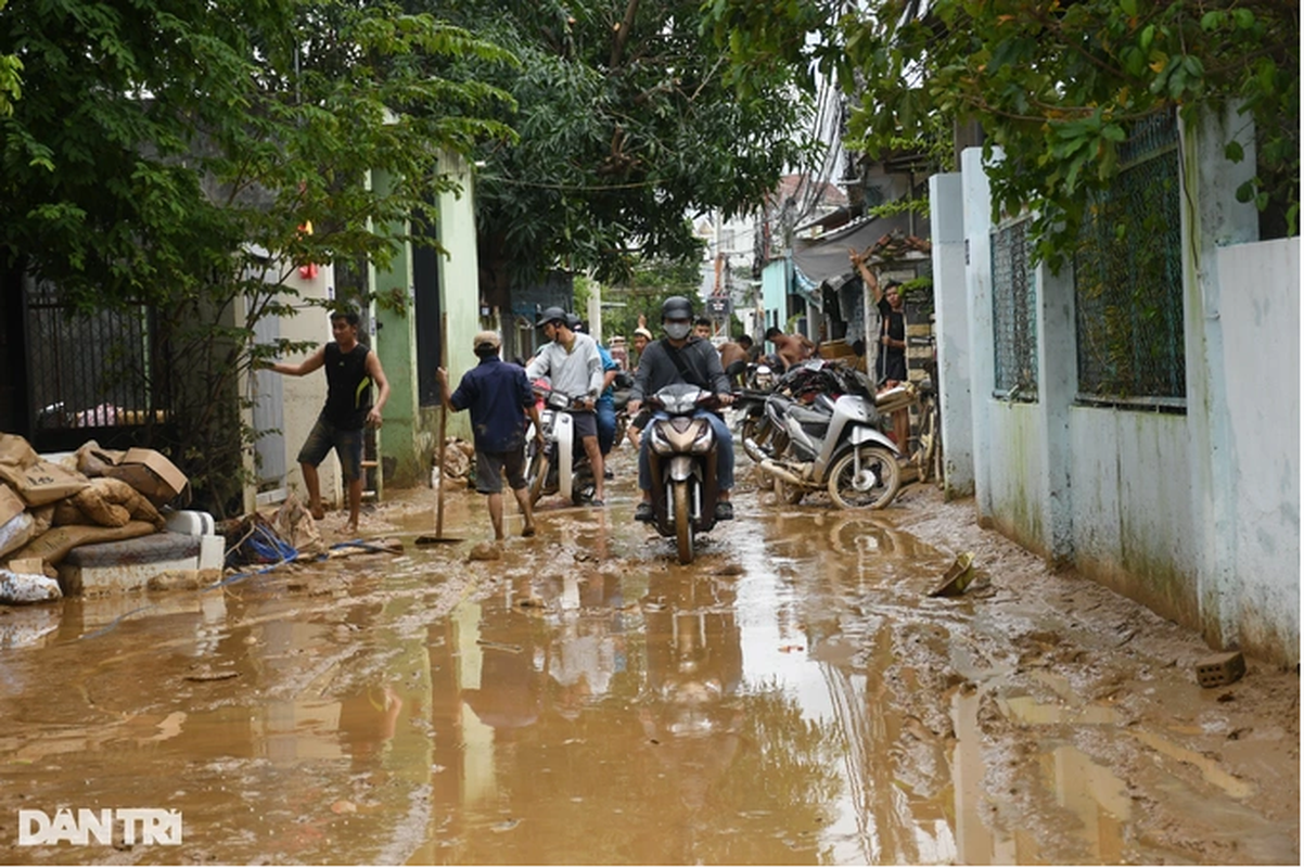 Dong nuoc khung khiep xo do tuong, cuon troi o to o Da Nang-Hinh-8