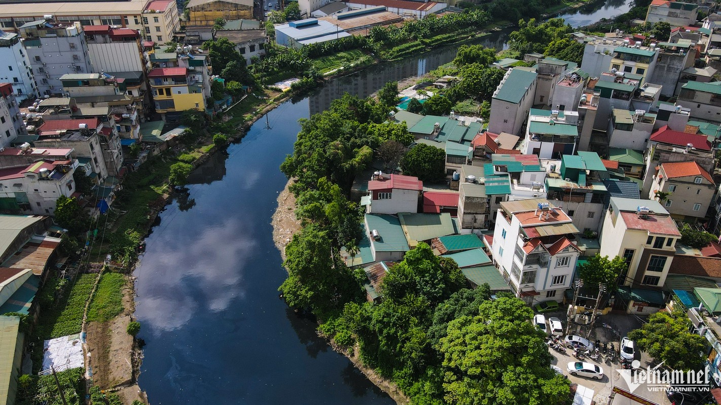 Cong viec nang nhoc ben dong song ‘den dac’ chay qua Ha Noi-Hinh-2