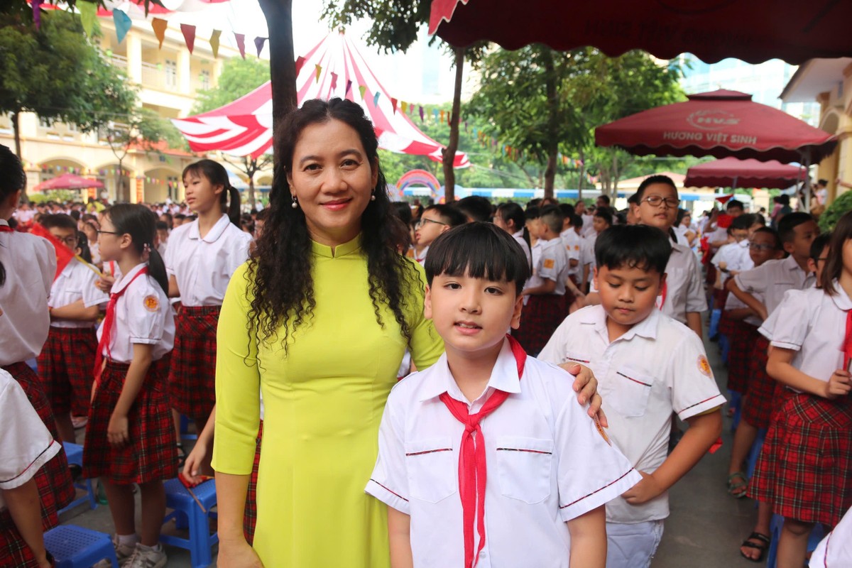 Hoc sinh Ha Noi tung bung khai giang nam hoc moi-Hinh-8