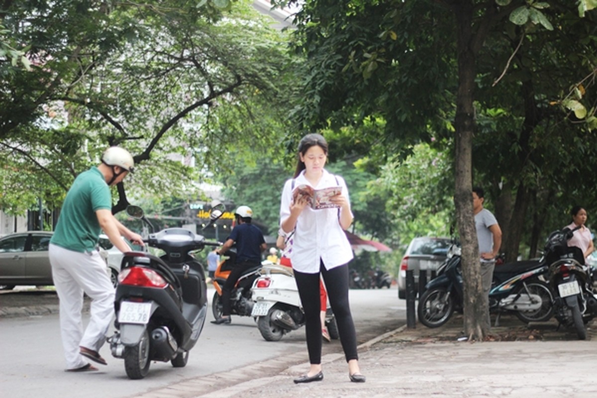 Ha Noi: Nhieu thi sinh den diem thi vao lop 10 tu sang som-Hinh-4