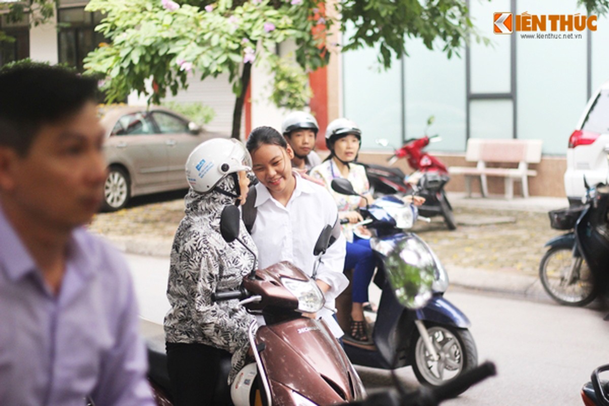 Ha Noi: Nhieu thi sinh den diem thi vao lop 10 tu sang som-Hinh-8