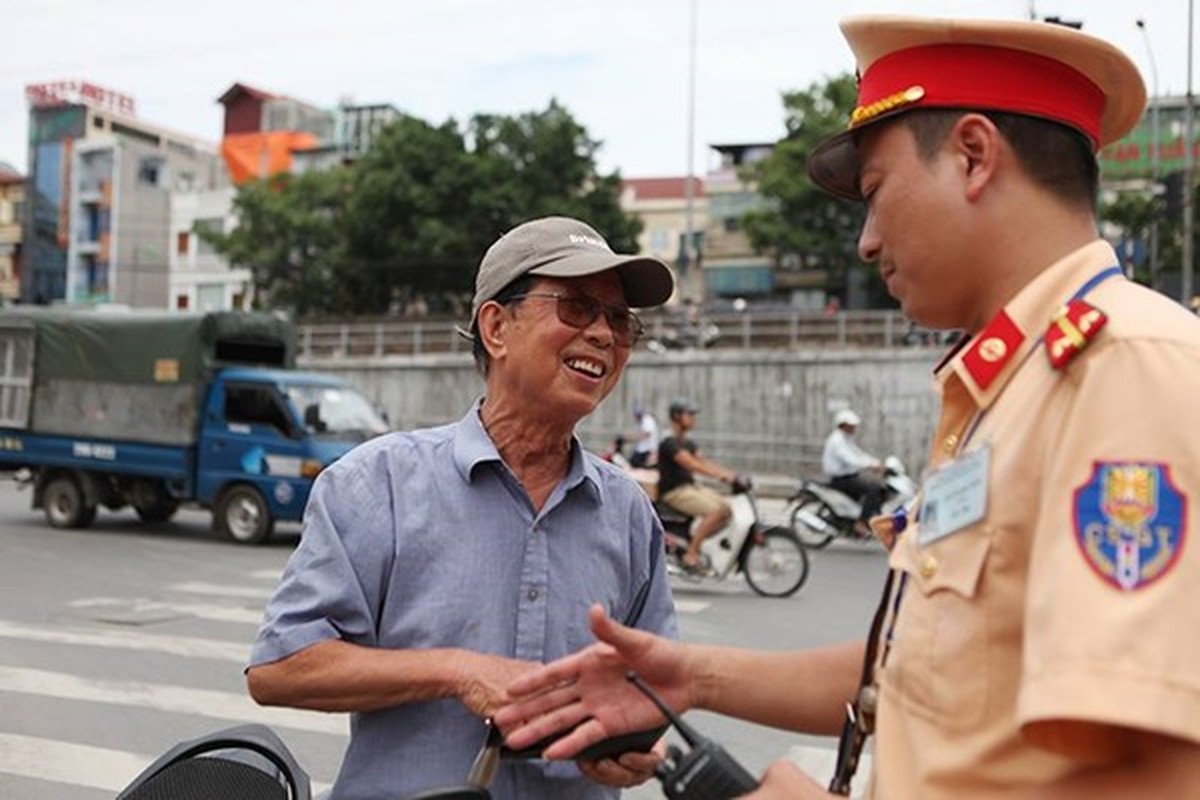 Uong hai coc bia bi phat 17 trieu dong, tuoc bang lai-Hinh-8