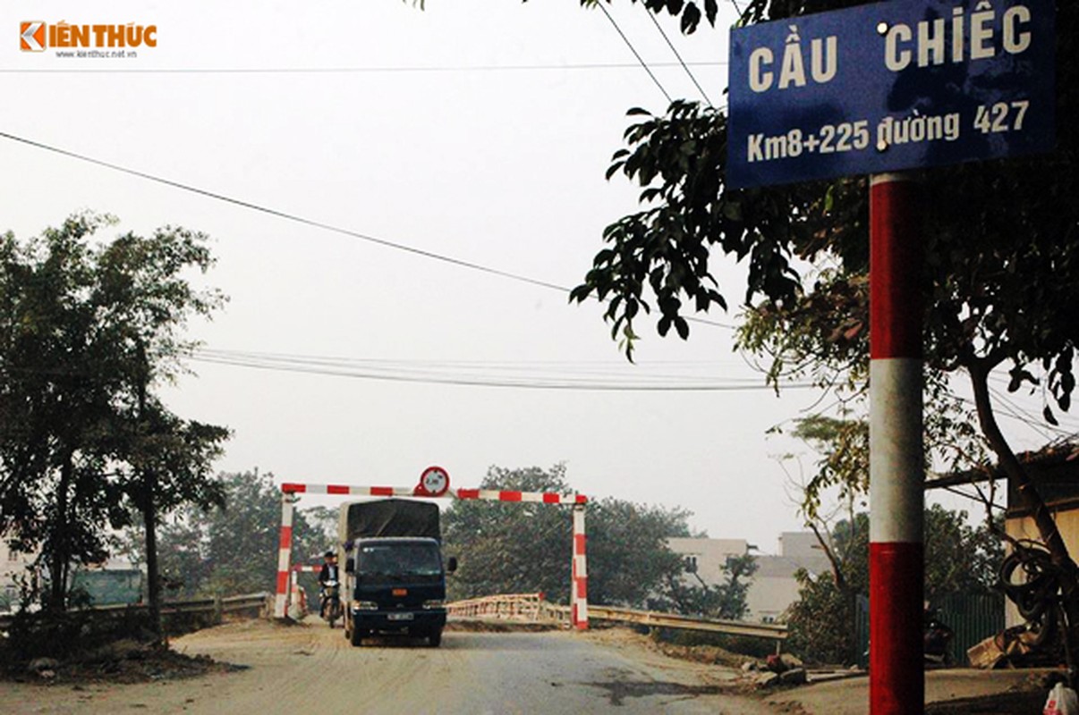 Nguoi Ha Noi nin tho qua cay cau xuong cap ngang song Nhue