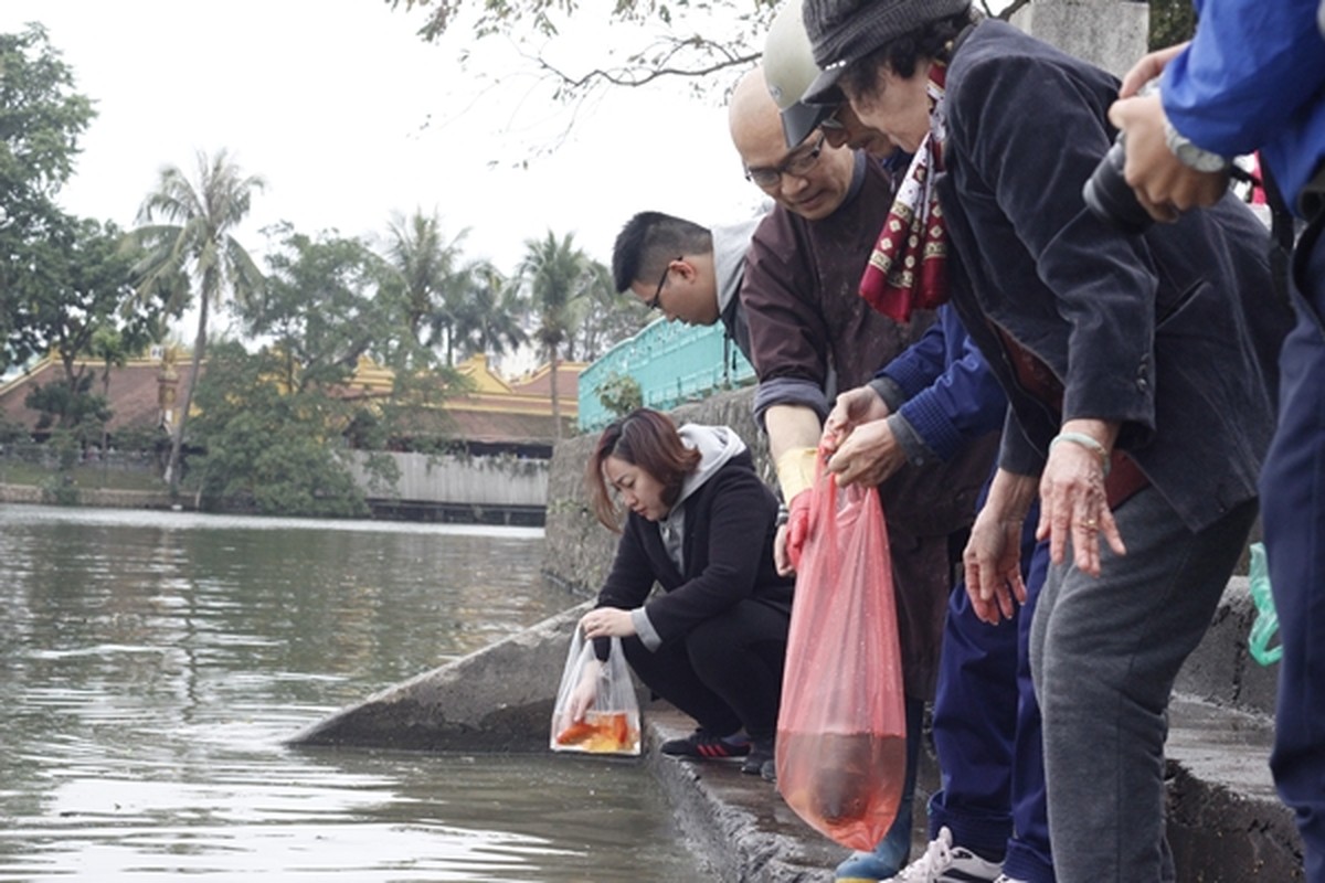 Chum anh: Nguoi dan no nuc tha ca chep tien ong Tao ve troi-Hinh-5