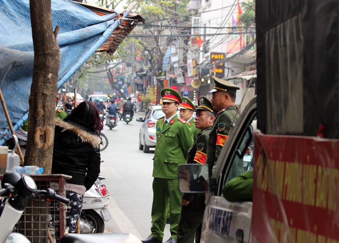 Anh: Via he pho co Ha Noi bi cac ho kinh doanh “nuot” gon-Hinh-18