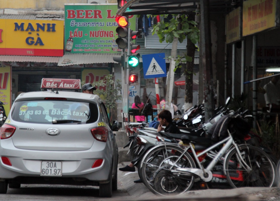 Anh: Quan bia via he Ha Noi chiem het duong nguoi di bo-Hinh-2