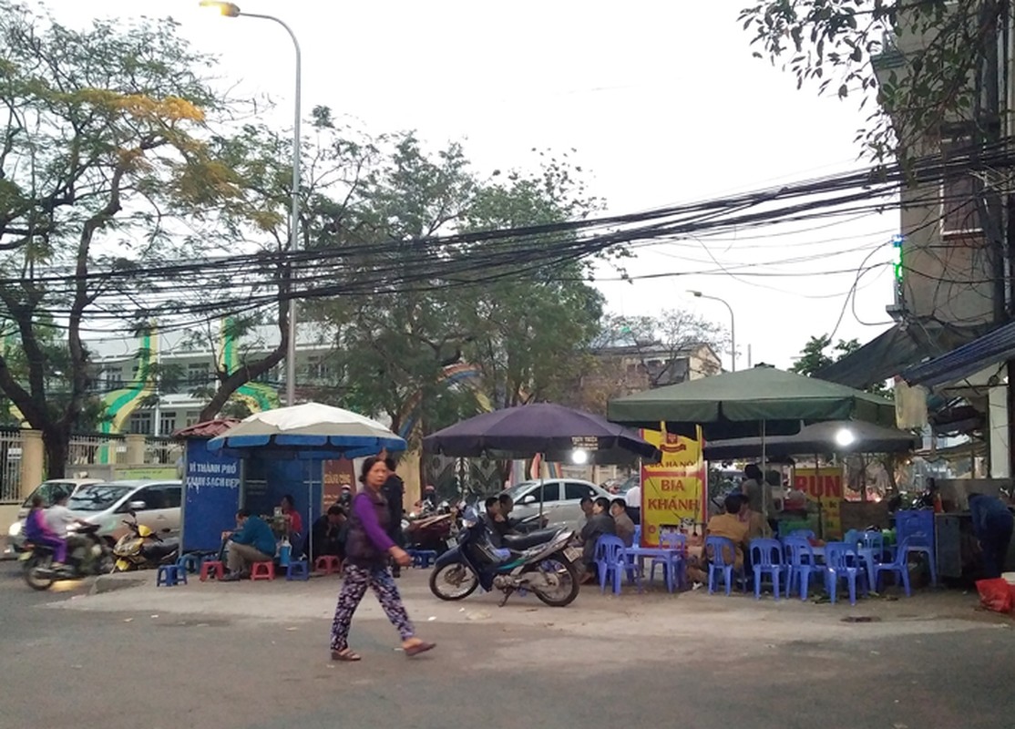 Anh: Quan bia via he Ha Noi chiem het duong nguoi di bo-Hinh-3