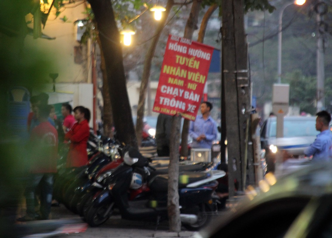 Anh: Quan bia via he Ha Noi chiem het duong nguoi di bo-Hinh-7