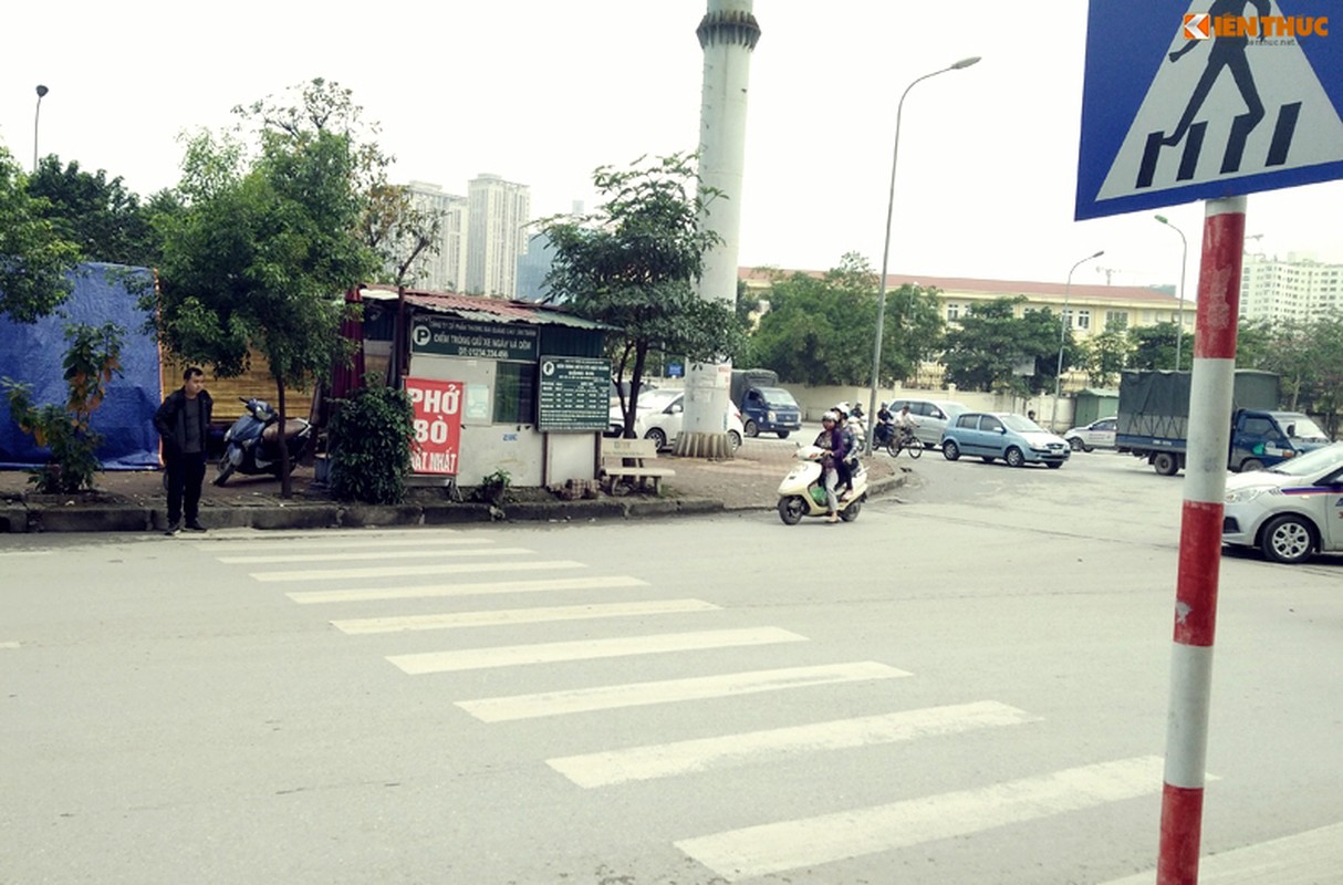 Anh: Nguoi di bo Ha Noi meu mao vi vach sang duong bi chan-Hinh-7