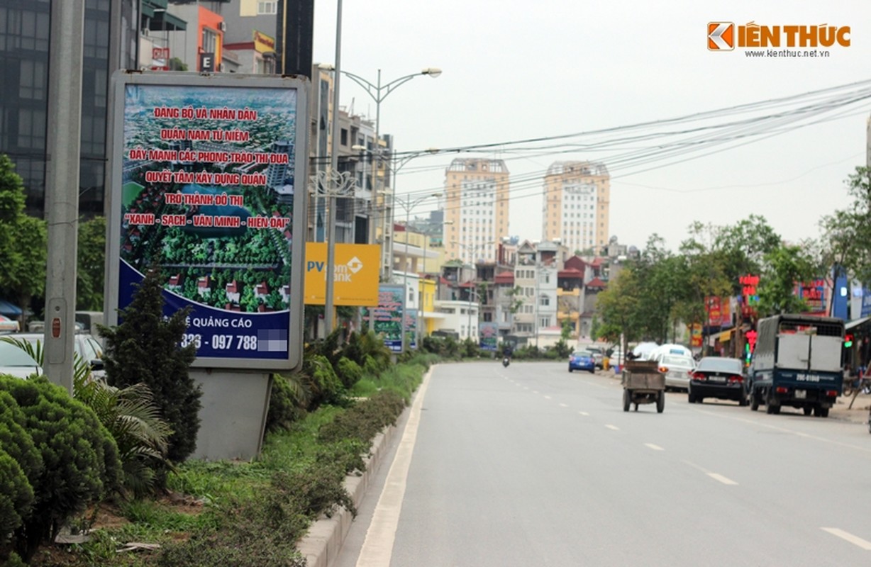 Anh: Ngo ngang hang loat bang sai chinh ta giua pho Ha Noi