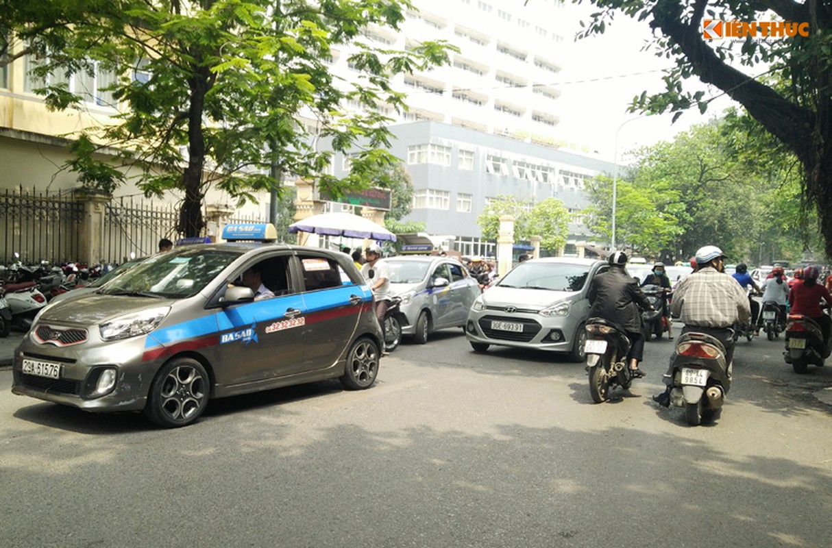 Chum anh: Taxi dung do vo toi va, dai nao duong pho Ha Noi-Hinh-9