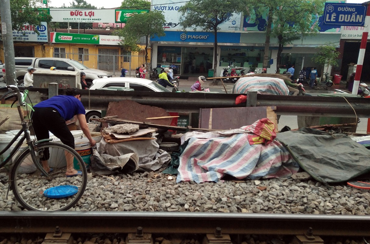 Anh: Tu than cho doi khi hang rong chiem duong ray tau hoa Ha Noi-Hinh-7