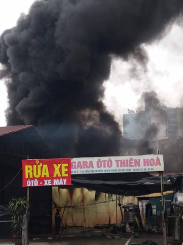 Hien truong lua chay du doi thieu rui xuong o to o Ha Noi