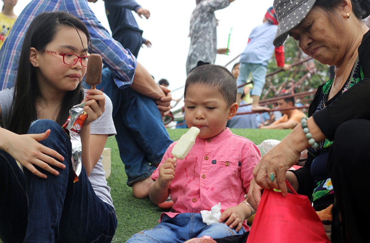 Anh: Cong vien Ha Noi chat kin nguoi vui choi ngay gio To-Hinh-11