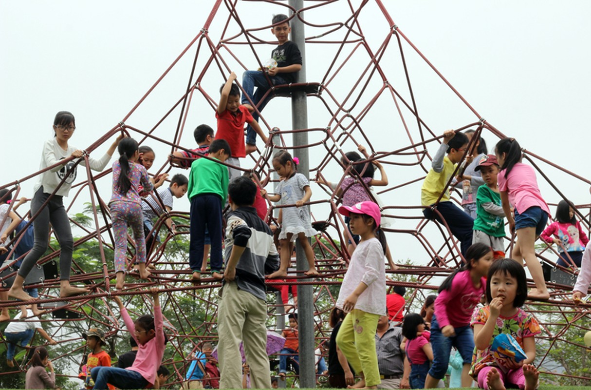 Anh: Cong vien Ha Noi chat kin nguoi vui choi ngay gio To-Hinh-3