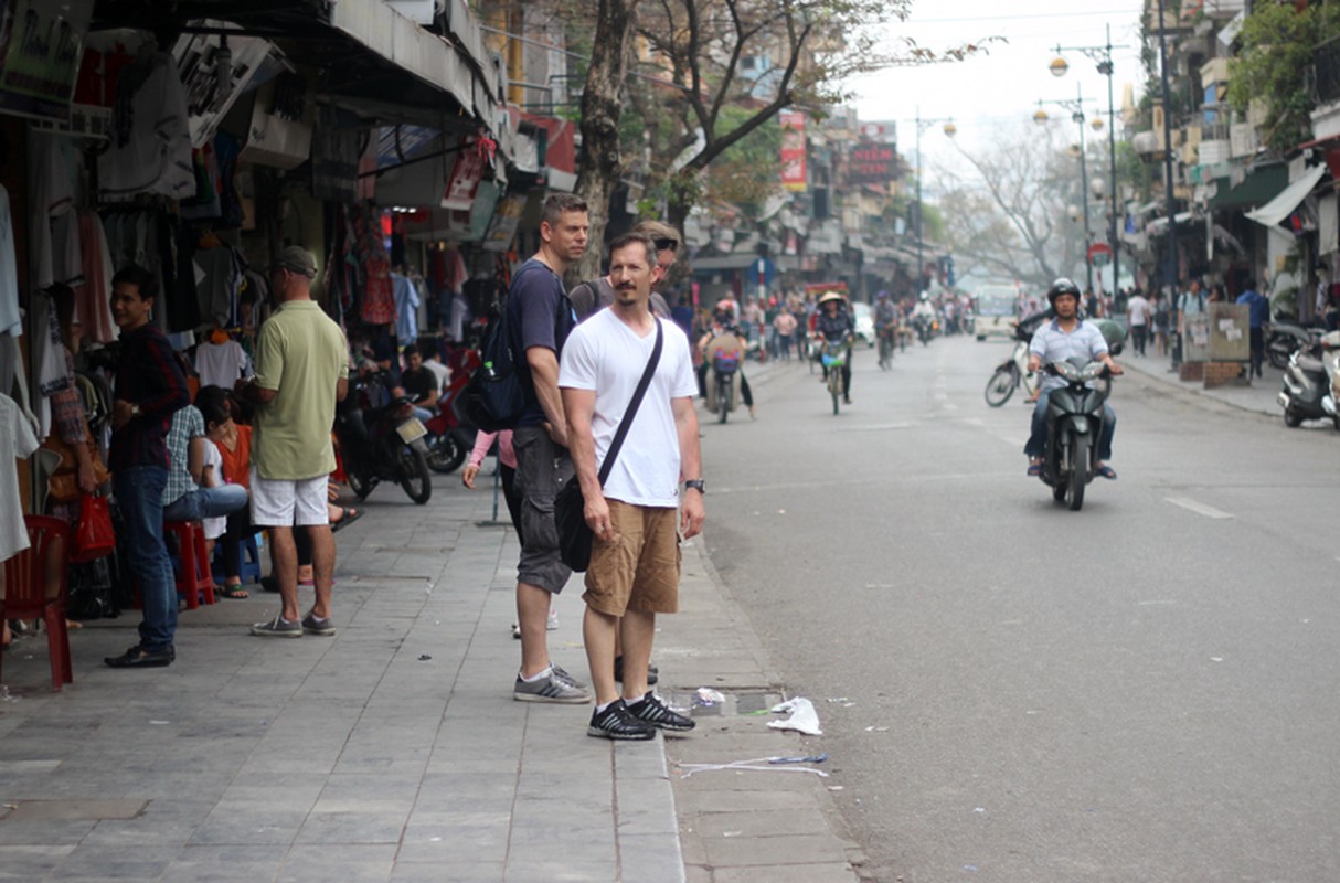 Anh: Via he Ha Noi ra sao sau mot thang ra quan 