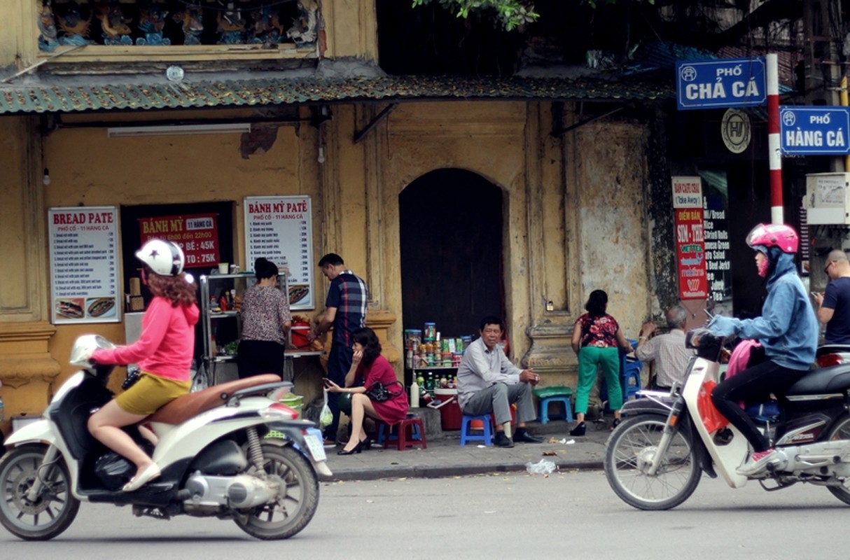 Anh: Via he Ha Noi ra sao sau mot thang ra quan 