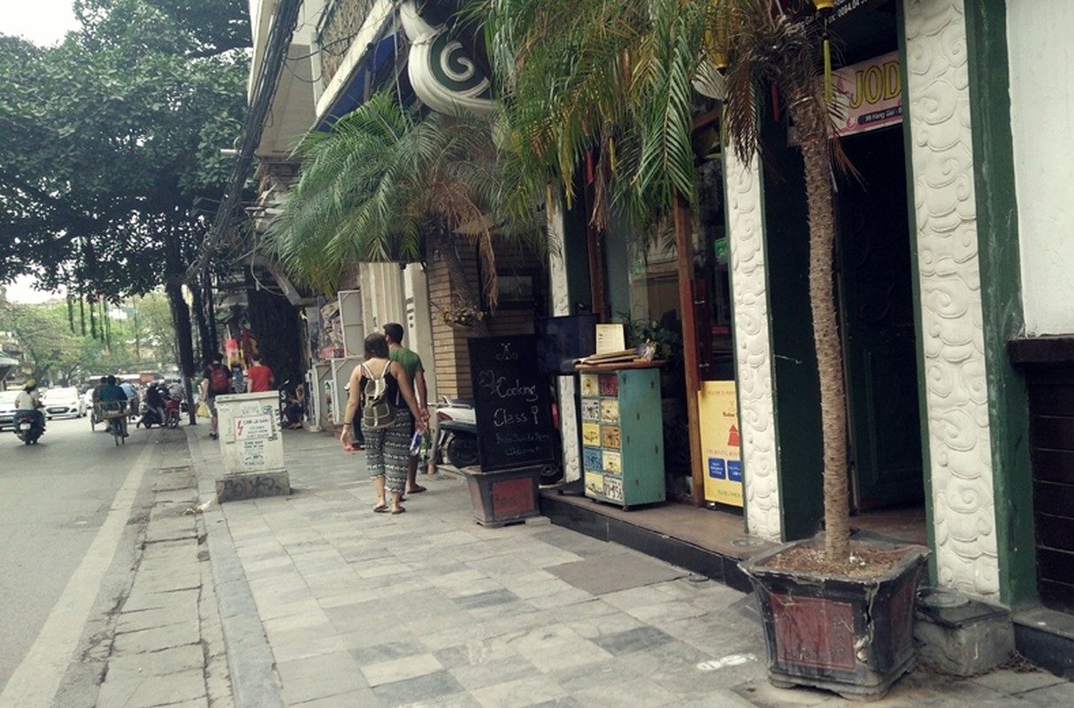 Anh: Via he Ha Noi ra sao sau mot thang ra quan 