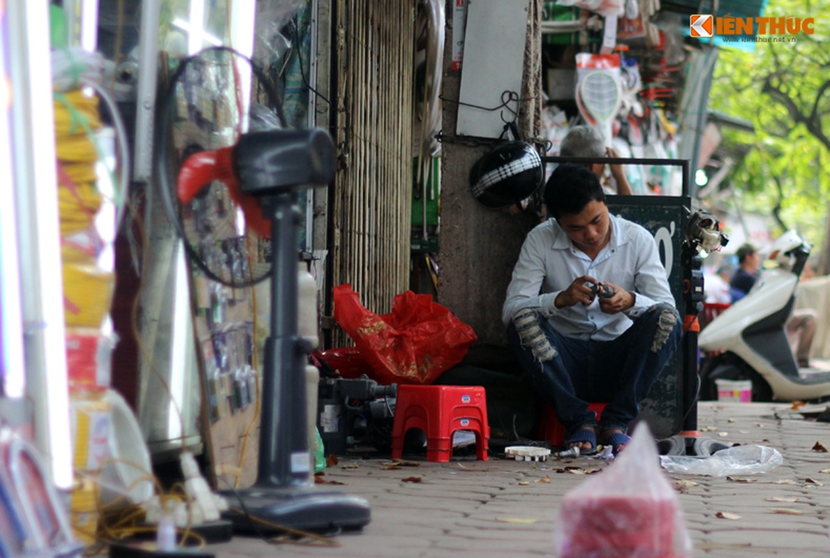 Anh: Con pho voi day cua hang sieu nho doc dao o Ha Noi-Hinh-10