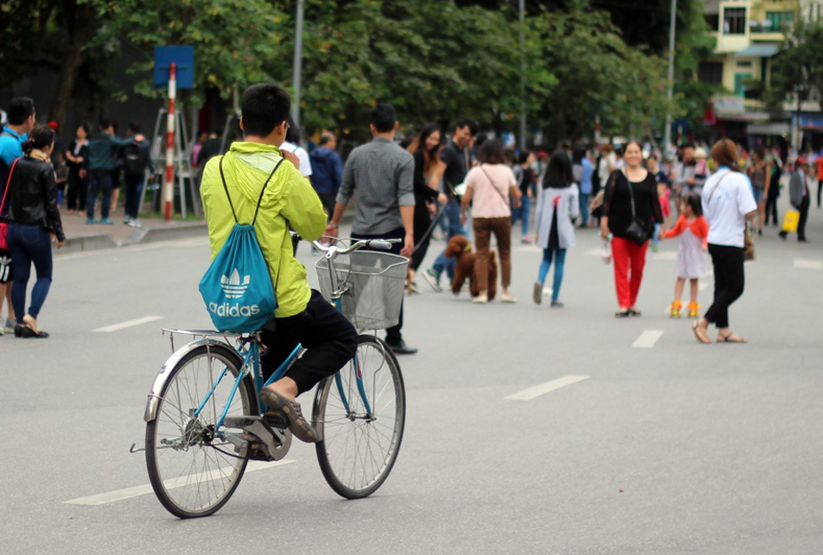 Xe may, xe dap lang lach trong pho di bo Ha Noi-Hinh-13