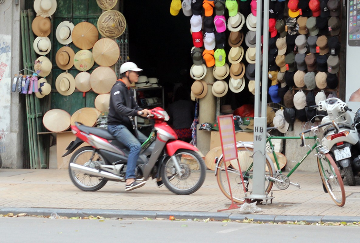 Xe may, xe dap lang lach trong pho di bo Ha Noi-Hinh-3