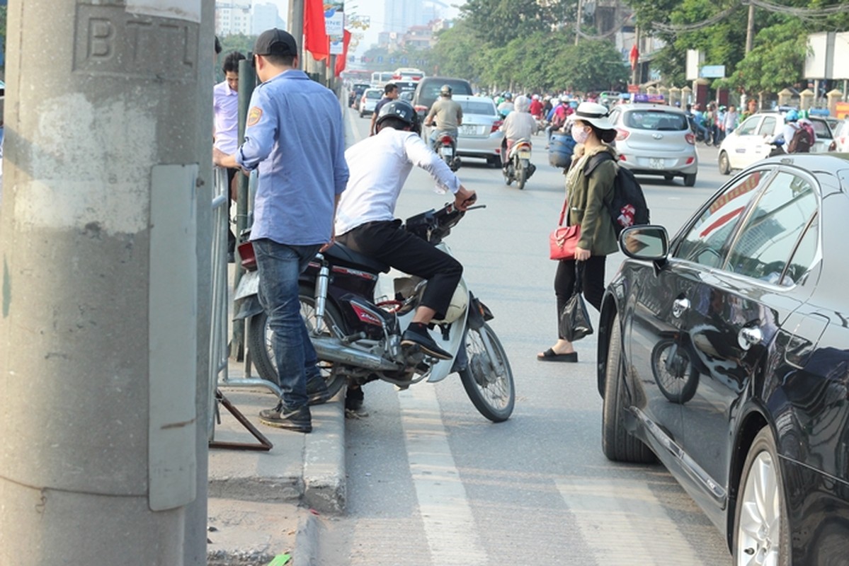 Nghi le 30/4: Xe om lao qua dai phan cach cho khach ra ben-Hinh-2