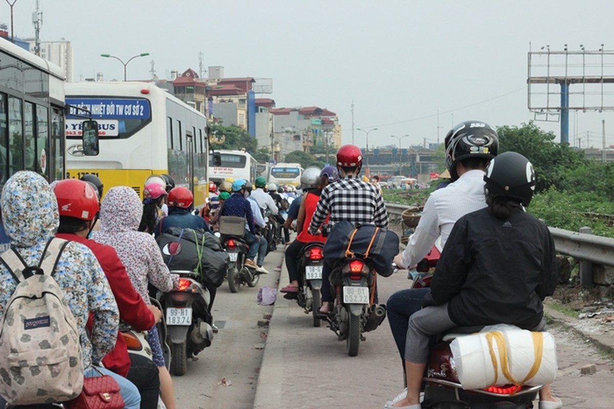 Nghi le 30/4: Xe om lao qua dai phan cach cho khach ra ben-Hinh-7