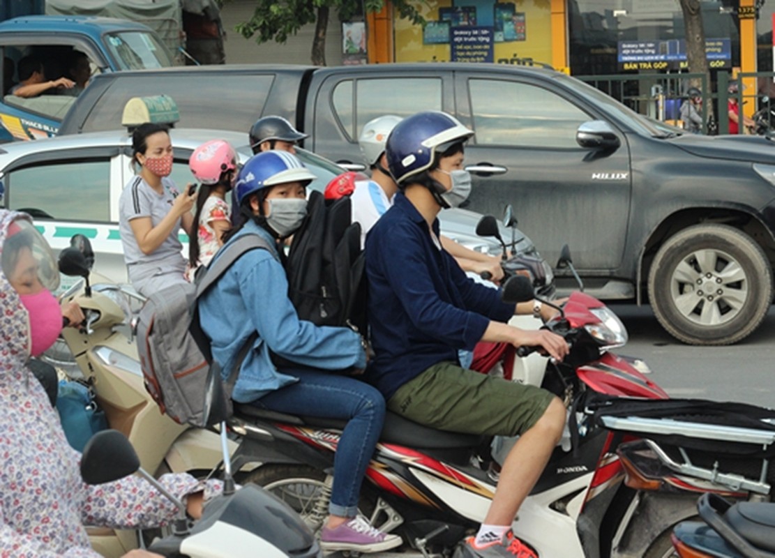 Nghi le 30/4: Xe om lao qua dai phan cach cho khach ra ben-Hinh-8