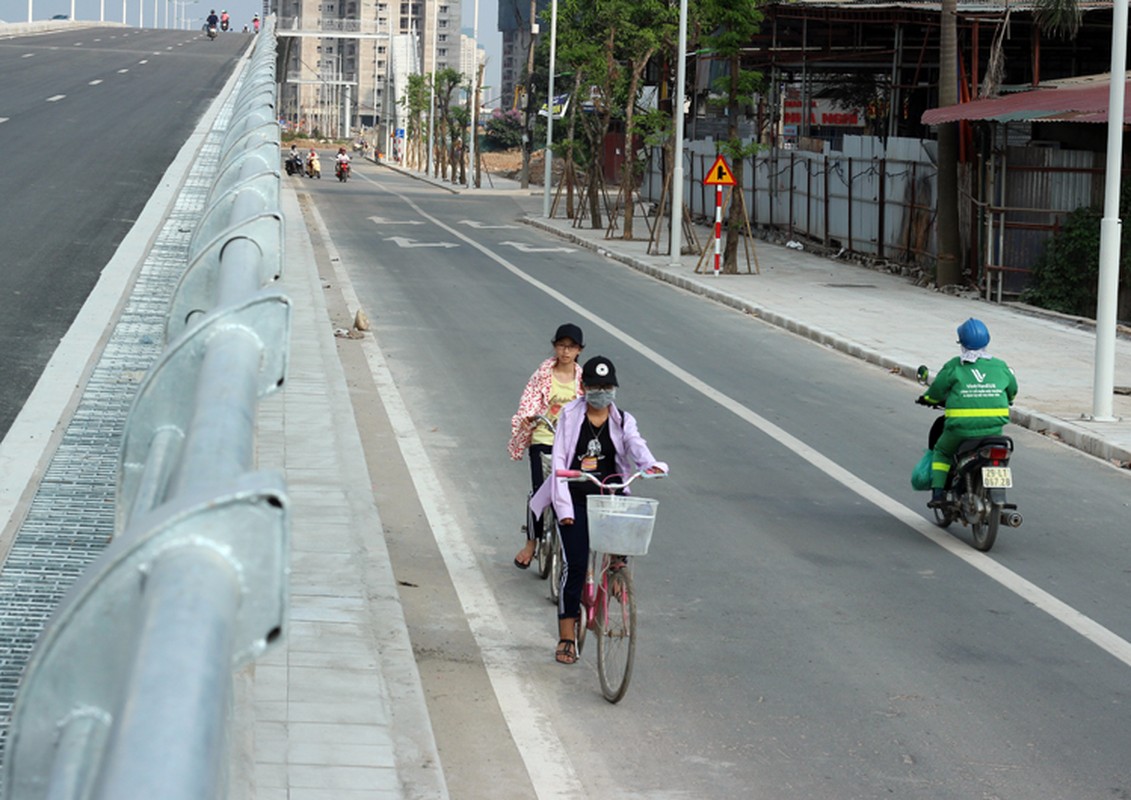 Xe may noi duoi nhau di nguoc chieu tren “con duong vang” Ha Noi-Hinh-11