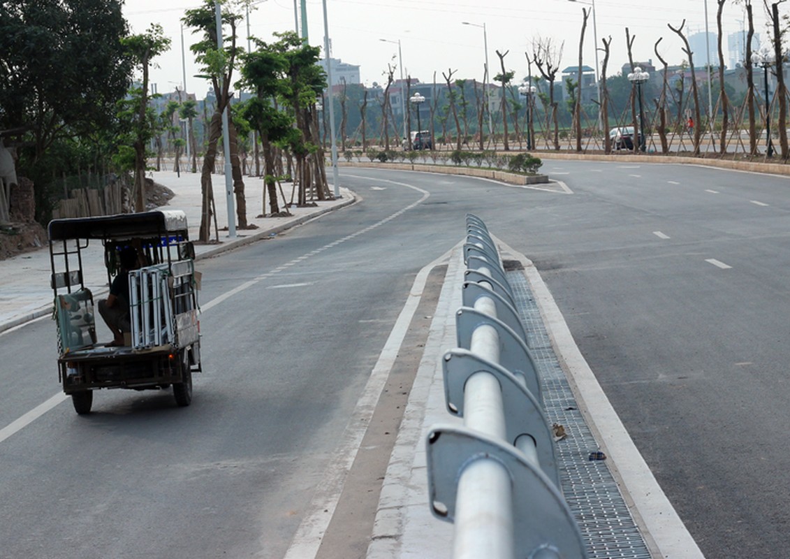 Xe may noi duoi nhau di nguoc chieu tren “con duong vang” Ha Noi-Hinh-12