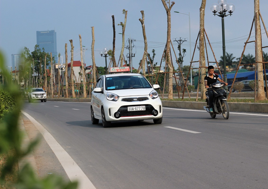 Xe may noi duoi nhau di nguoc chieu tren “con duong vang” Ha Noi-Hinh-4