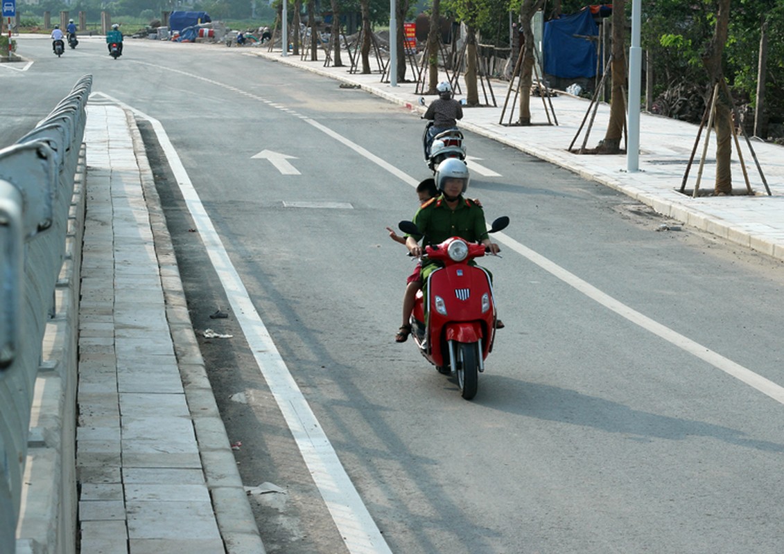 Xe may noi duoi nhau di nguoc chieu tren “con duong vang” Ha Noi-Hinh-7