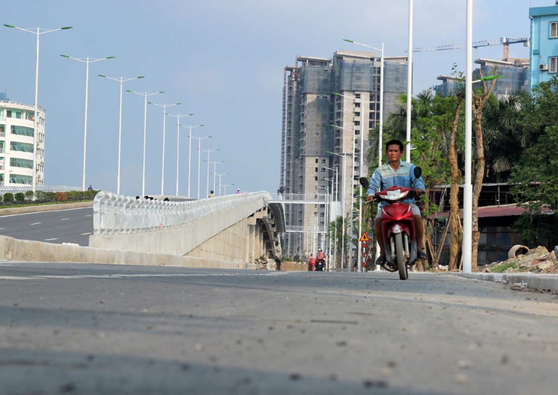 Xe may noi duoi nhau di nguoc chieu tren “con duong vang” Ha Noi-Hinh-8