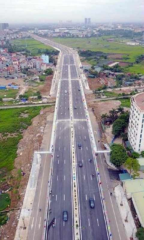 Xe may noi duoi nhau di nguoc chieu tren “con duong vang” Ha Noi