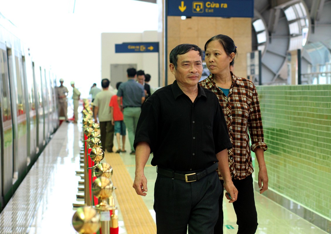 Anh: Nguoi Ha Noi thich thu ngam tau duong sat tren cao Cat Linh - Ha Dong-Hinh-13