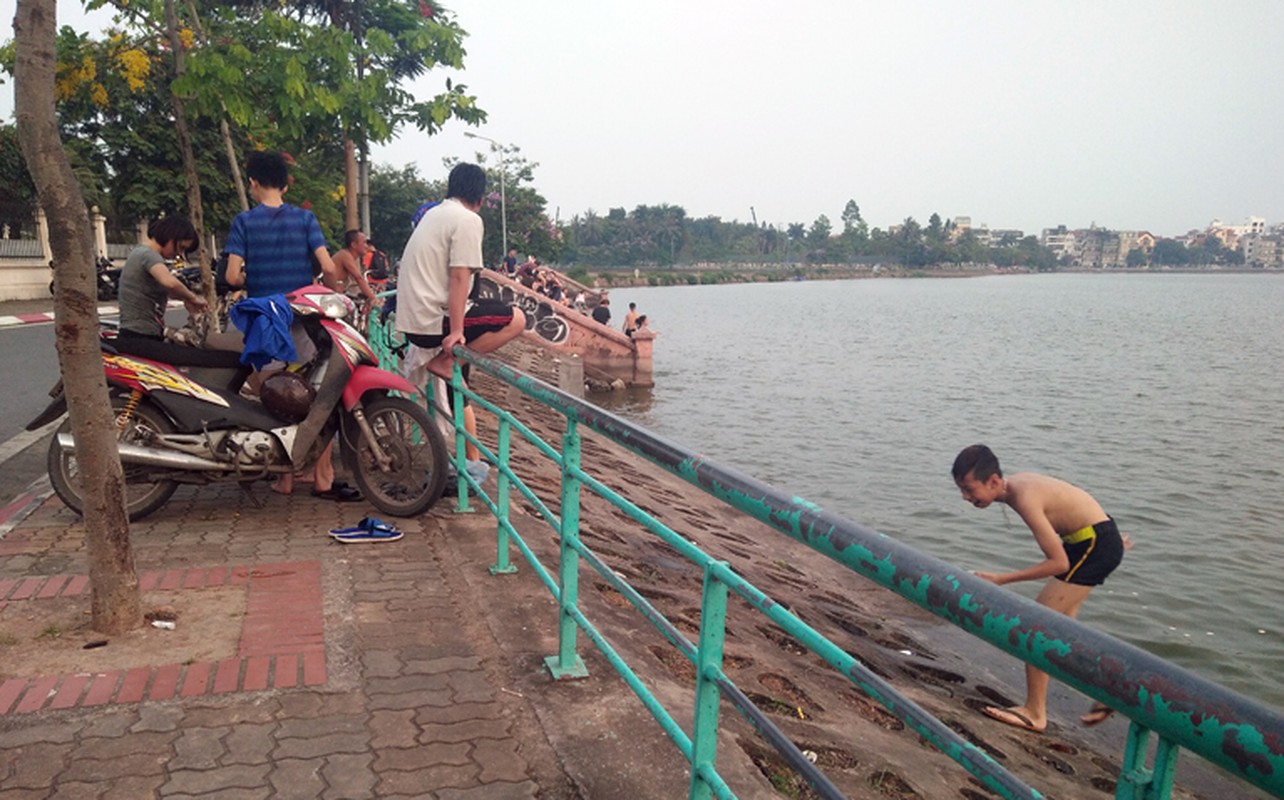 Anh: Nguoi Ha Noi dua cho xuong tam o ho Tay vi nang nong-Hinh-8