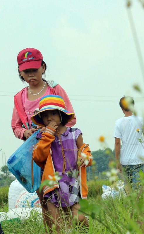 Tet thieu nhi cua nhung dua tre di gat lua cung bo me o Ha Noi-Hinh-3