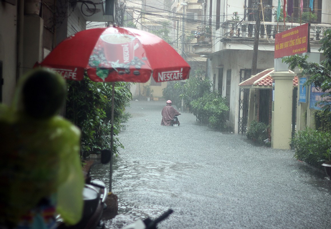 Anh: Duong pho Ha Noi bien thanh song do anh huong bao so 2-Hinh-2