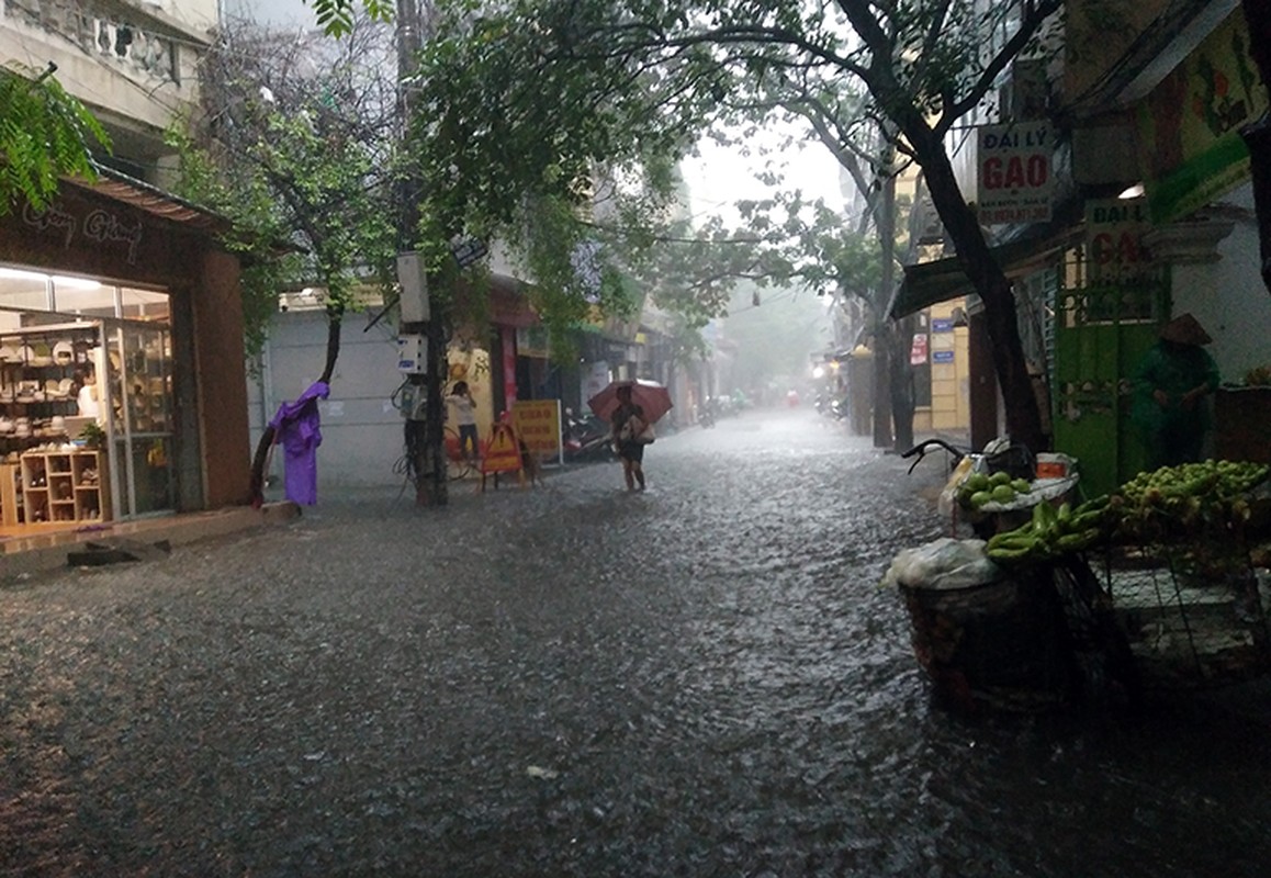 Anh: Duong pho Ha Noi bien thanh song do anh huong bao so 2