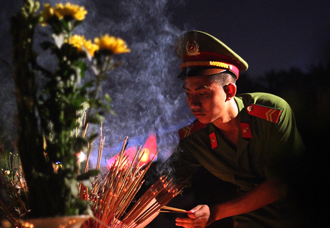 Chum anh: Thieng lieng dem tri an cac anh hung, liet si o Ha Noi-Hinh-8