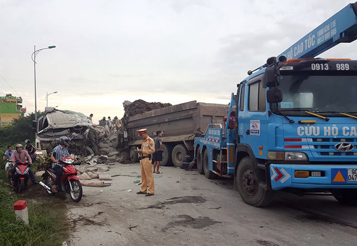 Anh: Nguoi Ha Noi &quot;chon&quot; chan o Quoc lo 1A vi tai nan giao thong