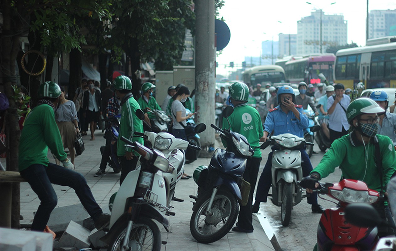 Anh: &quot;Bien nguoi&quot; ve Thu do trong mua lon sau nghi le 2/9-Hinh-15